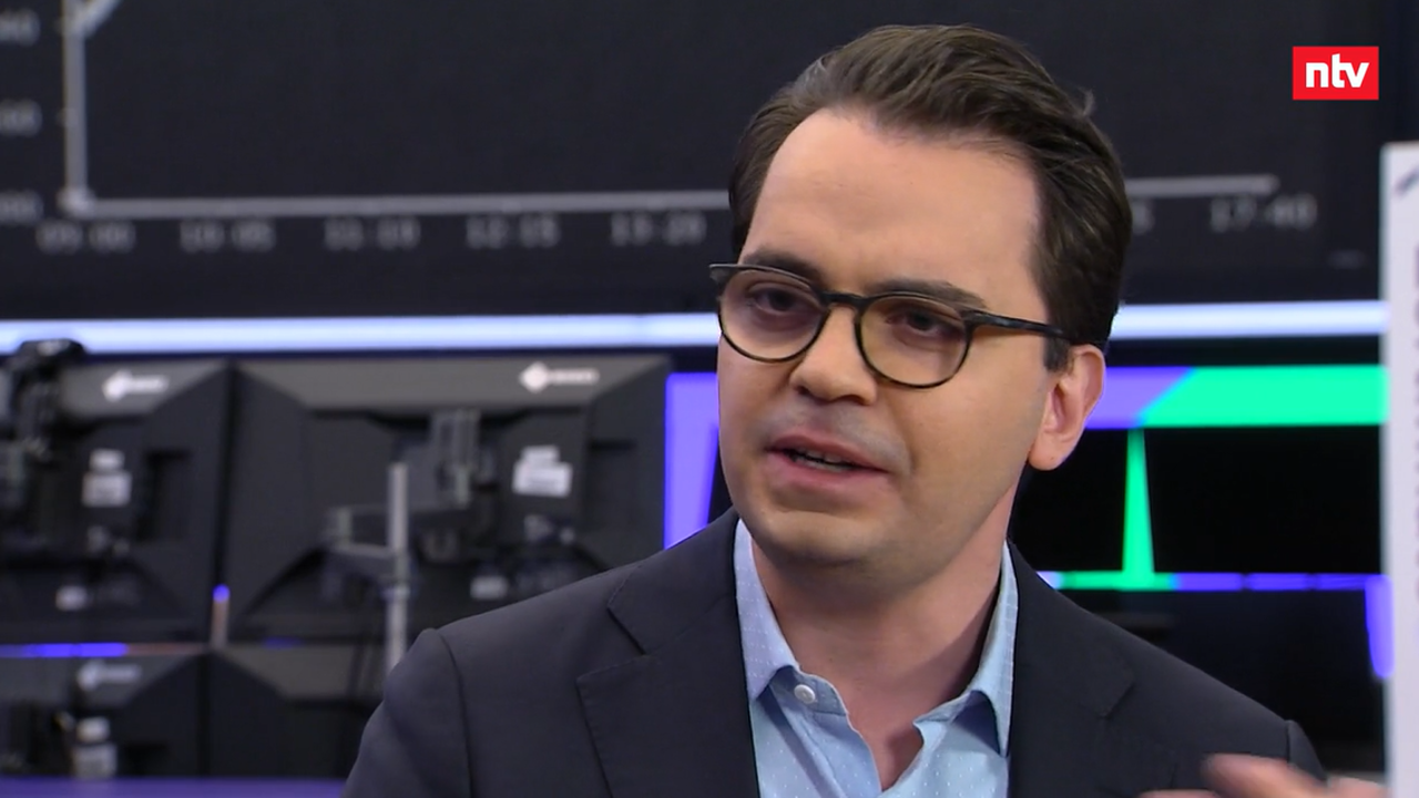 Unser Fondsmanager Endrit Çela war neulich auf dem Frankfurter Börsenparkett im Gespräch mit Paulina Michel von J.P. Morgan und Moderator Friedhelm Tilgen.